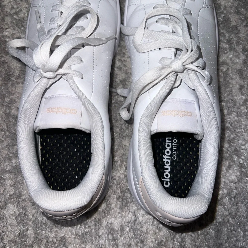 Adidas Women's White Sneakers LIKE NEW - Picture 4 of 6